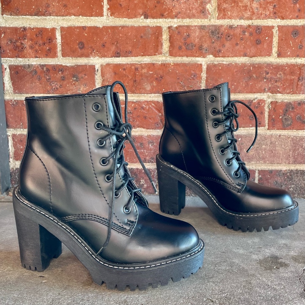 Madden Girl Black Faux Patent Leather Stacked Combat Boots Sz 8 Lace Up Goth - Picture 2 of 13